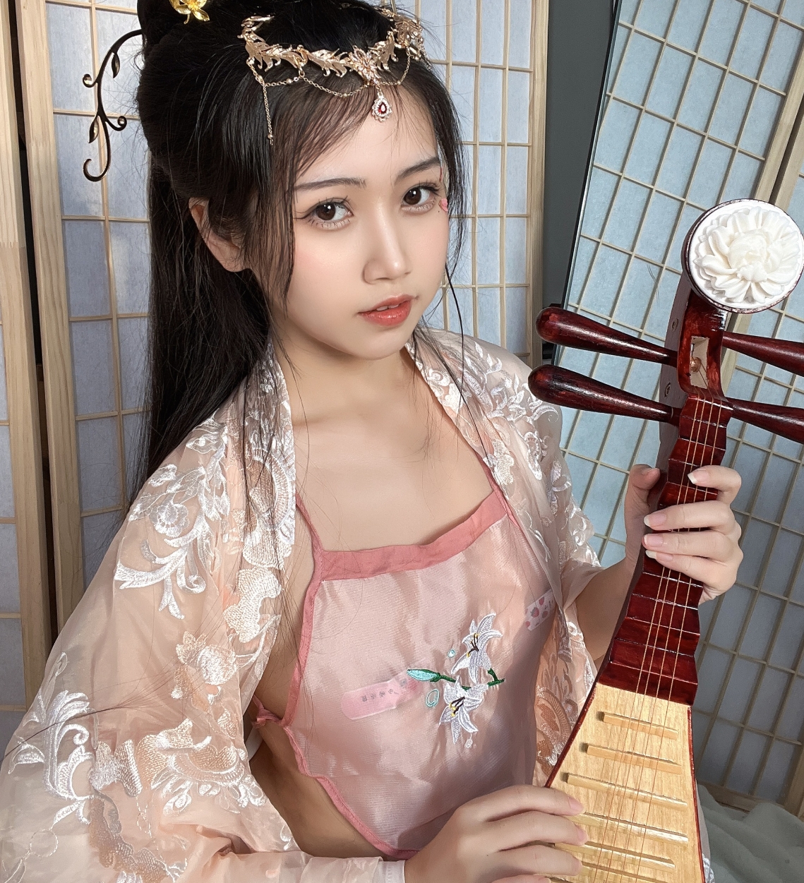 不呆猫《古风温泉人妻》:身着古风温泉服饰的她优雅迷人,尽展温暖与宁静的氛围插图4 不呆猫《古风温泉人妻》:身着古风温泉服饰的她优雅迷人,尽展温暖与宁静的氛围插图4