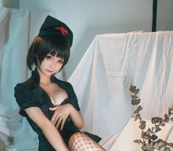 蠢沫沫NO.054《护士》赏析：甜美与魅惑并存的护理时光插图3