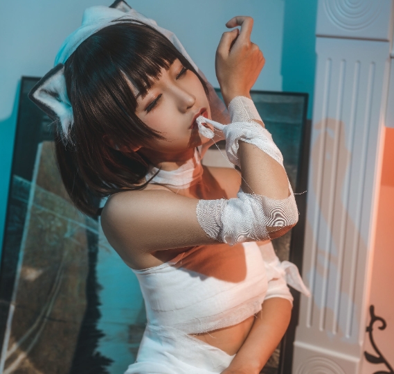 蠢沫沫NO.056《绷带猫》:妖媚与俏皮的完美融合插图2 蠢沫沫NO.056《绷带猫》:妖媚与俏皮的完美融合插图2