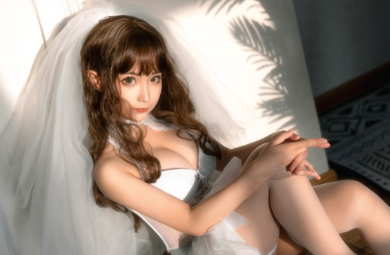 蠢沫沫NO.060《婚纱》:一场梦幻与诱惑的交织插图3 蠢沫沫NO.060《婚纱》:一场梦幻与诱惑的交织插图3