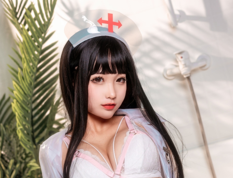 蠢沫沫的《胶衣护士 白》:治愈与魅力并存