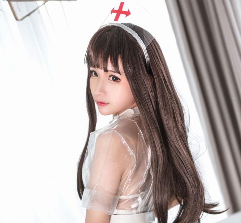 蠢沫沫的《胶衣护士 透》作品:诠释清新性感与极致挑战