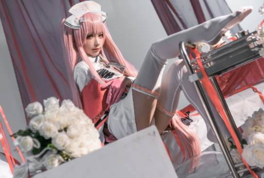 蠢沫沫《英仙座》:她在红白交织的梦境中起舞