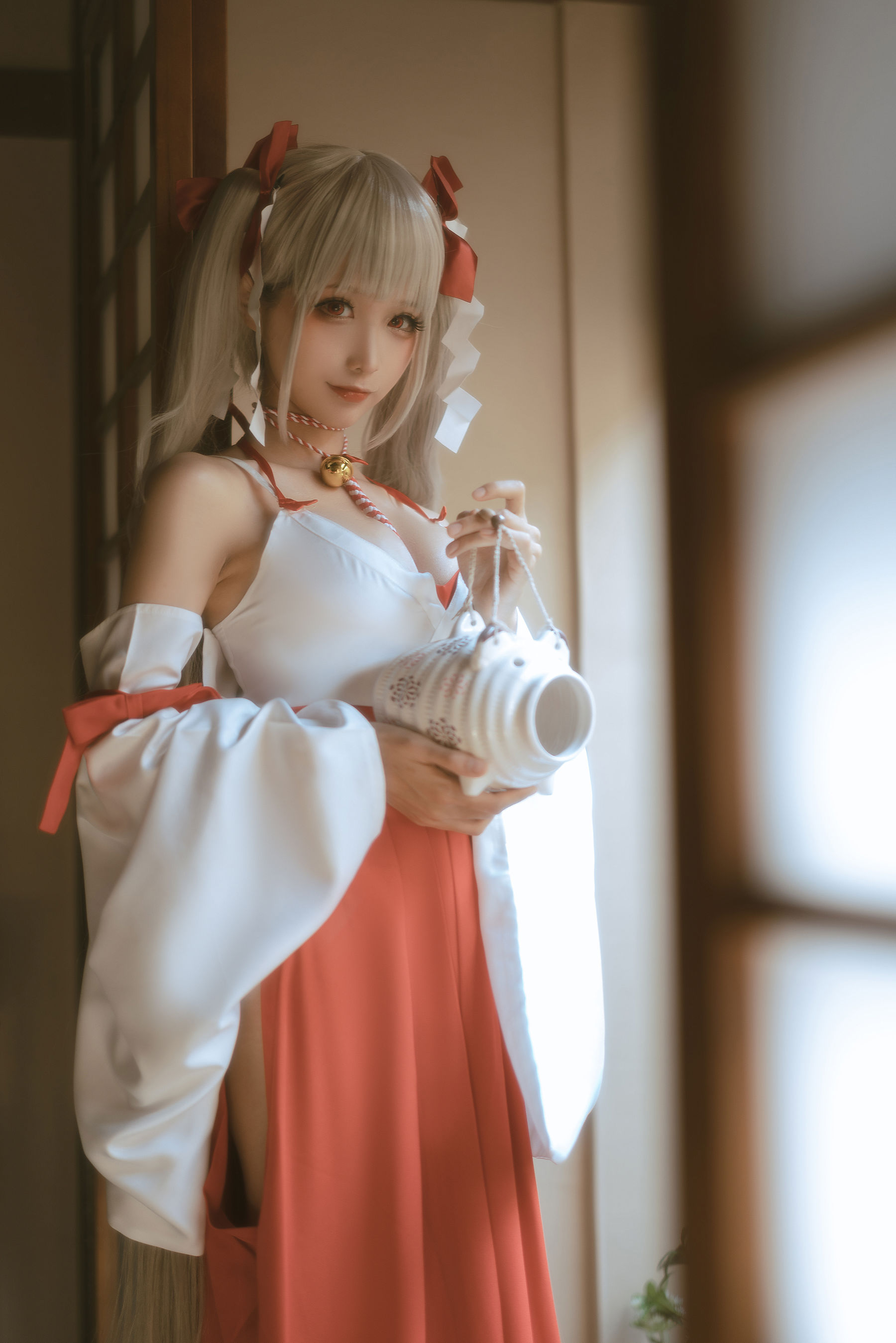 蠢沫沫《可畏 巫女》Cosplay写真欣赏｜红白巫女服与银色双马尾太绝了插图2