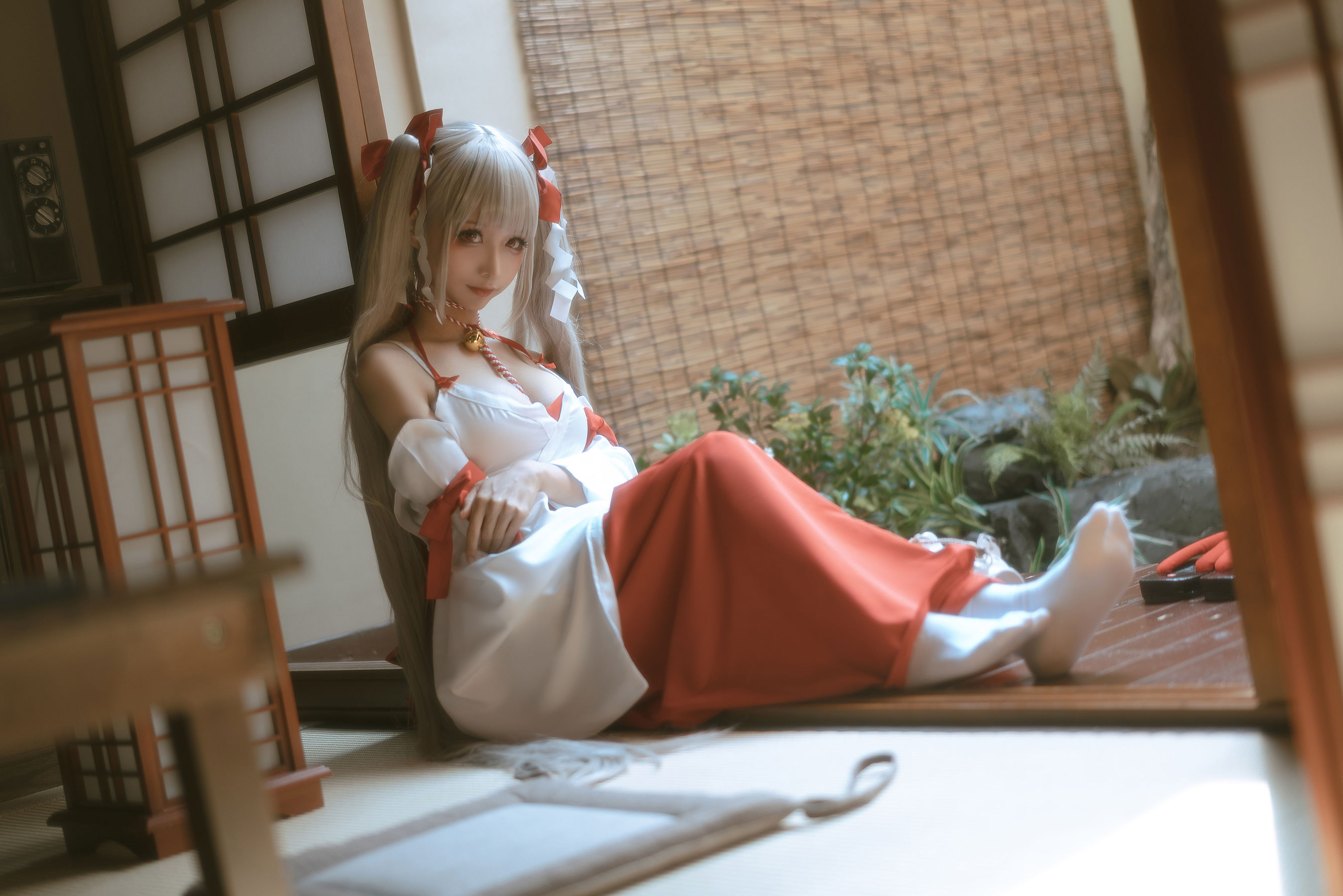 蠢沫沫《可畏 巫女》Cosplay写真欣赏｜红白巫女服与银色双马尾太绝了插图3