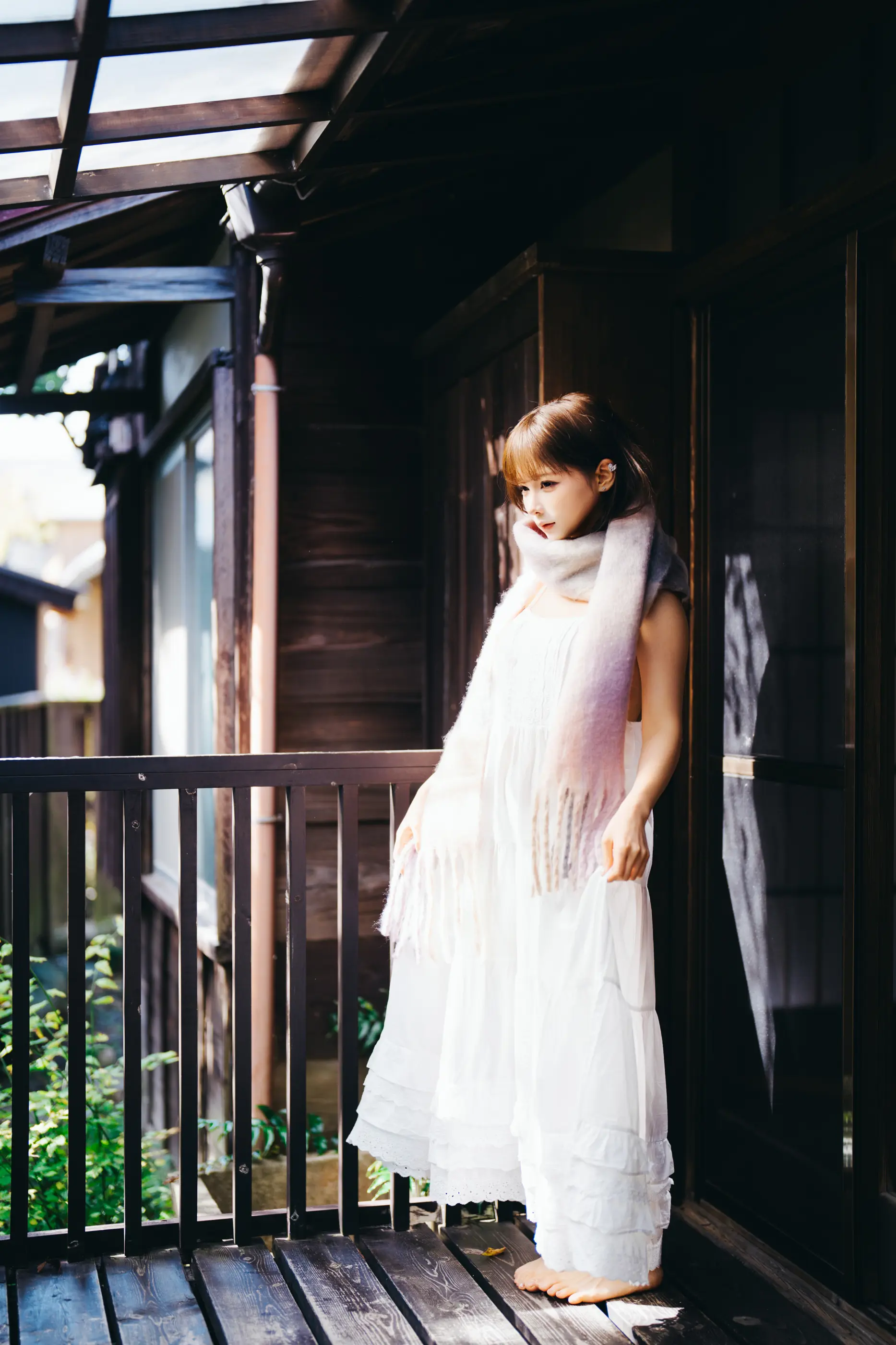 蠢沫沫冬日写真赏析：围巾白裙配秋千，这份治愈系美感直接拉满！