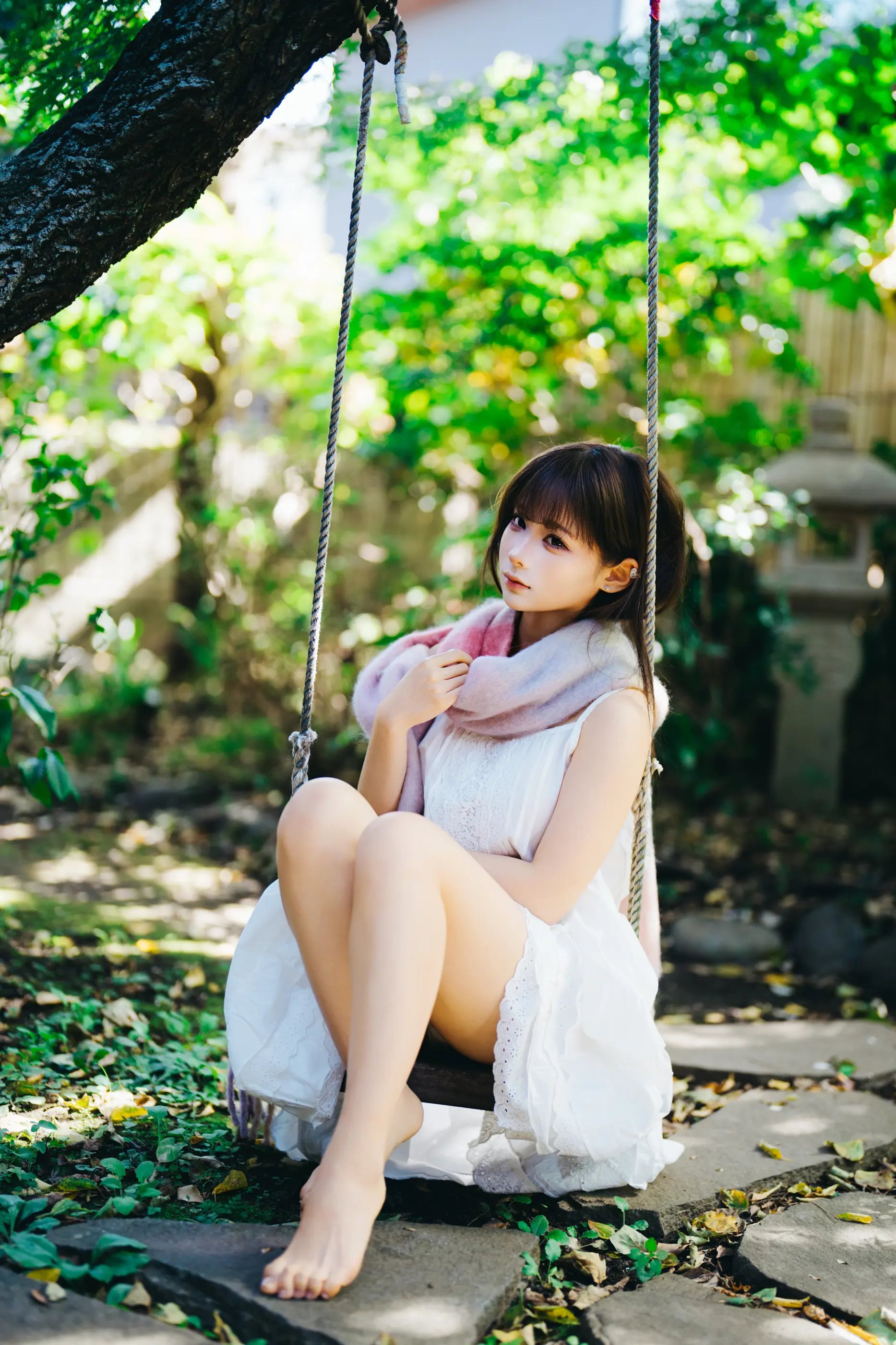 蠢沫沫冬日写真赏析:围巾白裙配秋千,这份治愈系美感直接拉满!插图2 蠢沫沫冬日写真赏析:围巾白裙配秋千,这份治愈系美感直接拉满!插图2