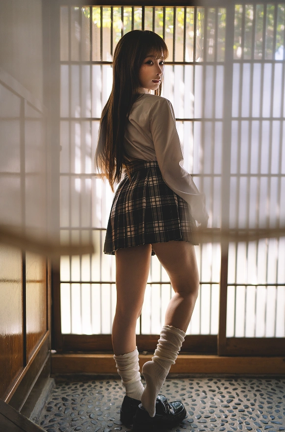 蠢沫沫最新JK写真赏析：日系庭院里的初恋心动，这波“脱鞋”细节绝了！插图2