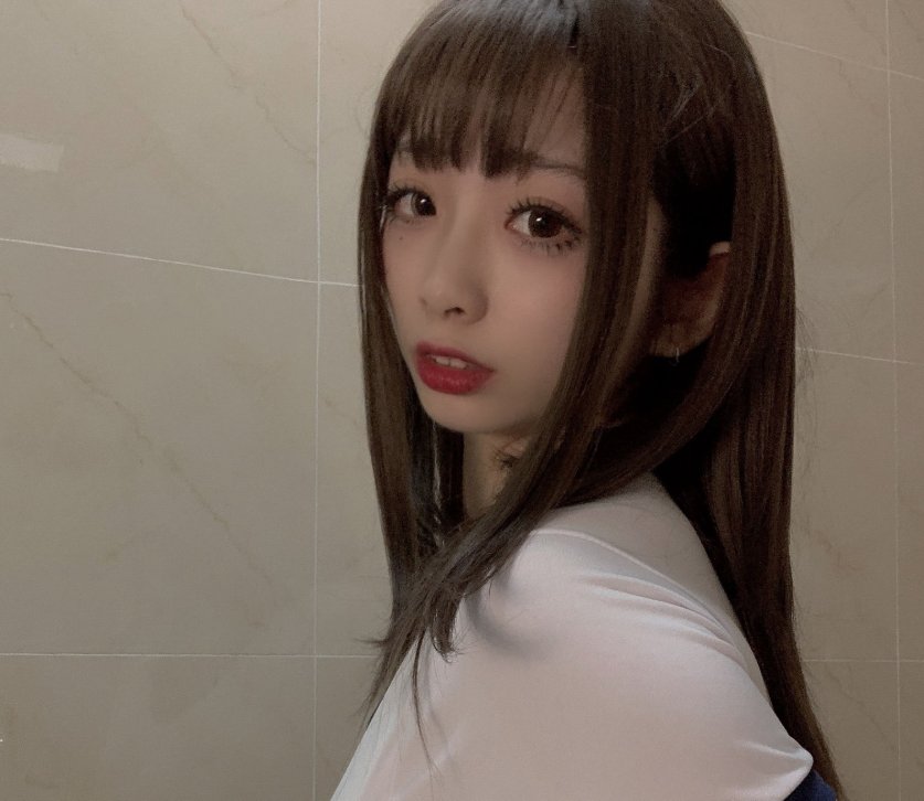 韶陌陌《体操服》作品介绍:简单白T里的清爽写真感插图 韶陌陌《体操服》作品介绍:简单白T里的清爽写真感插图