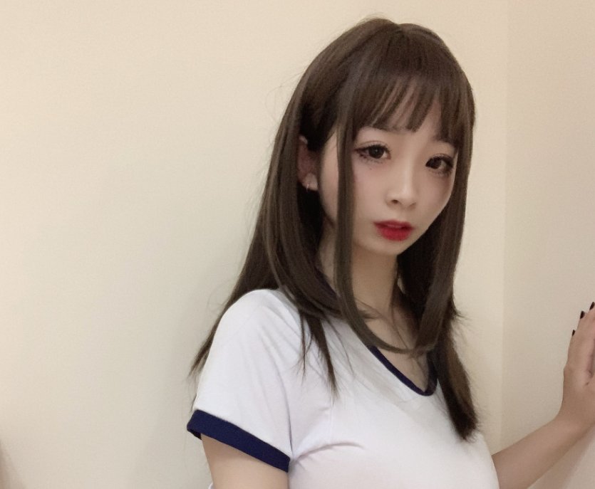 韶陌陌《体操服》作品介绍:简单白T里的清爽写真感插图1 韶陌陌《体操服》作品介绍:简单白T里的清爽写真感插图1