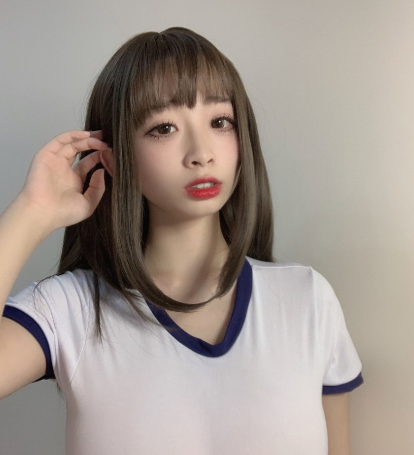 韶陌陌《体操服》作品介绍:简单白T里的清爽写真感插图2 韶陌陌《体操服》作品介绍:简单白T里的清爽写真感插图2