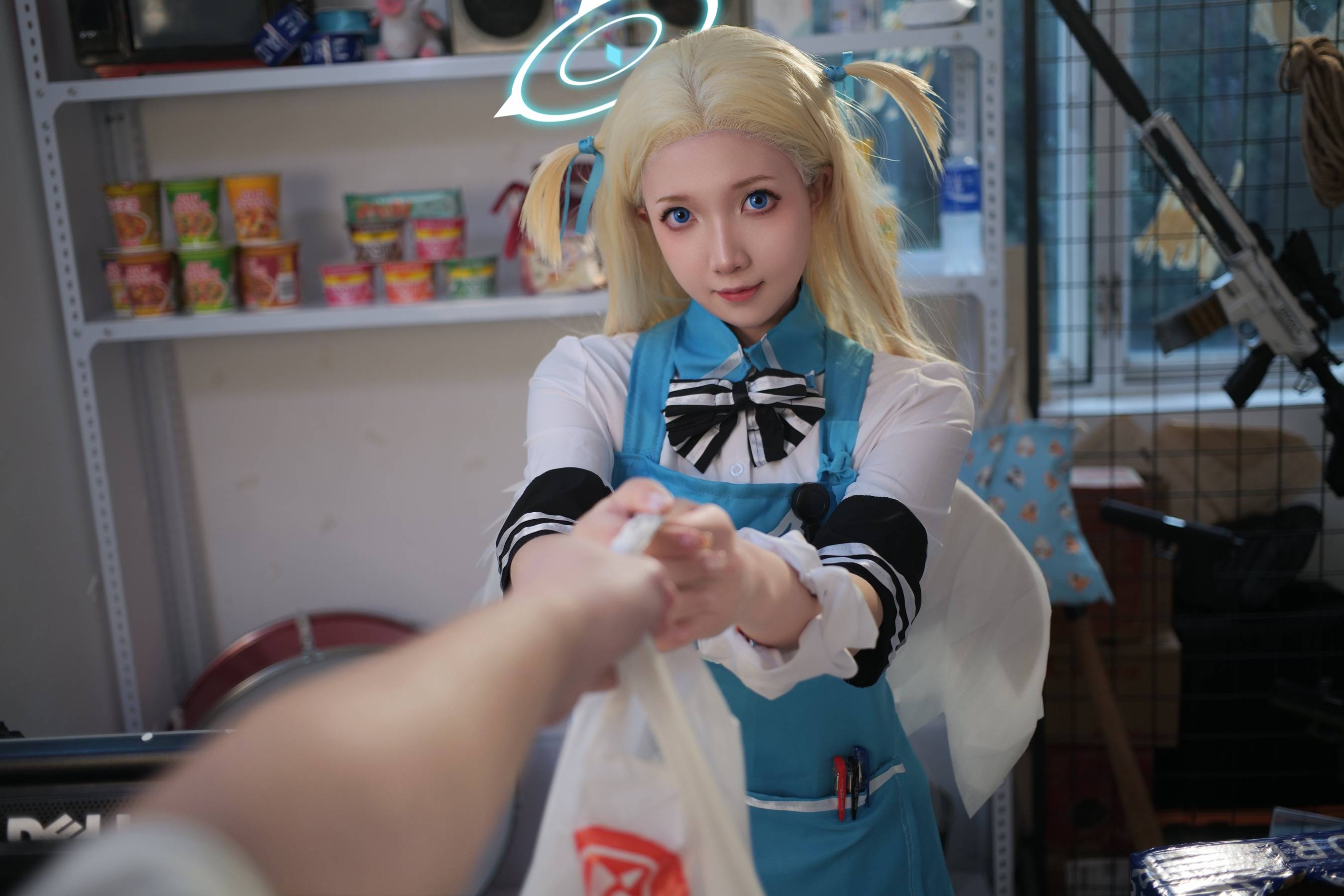 小和甜酒《小空天使便利店》作品介绍:便利店货架前的蓝白天使感插图1 小和甜酒《小空天使便利店》作品介绍:便利店货架前的蓝白天使感插图1