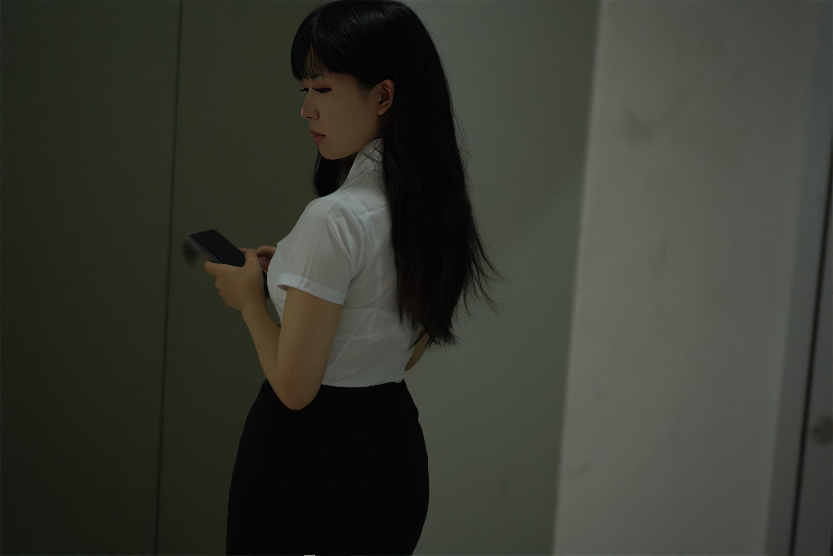 虎森森《下班后的OL》作品介绍:手机、门口与窗边的下班小剧场