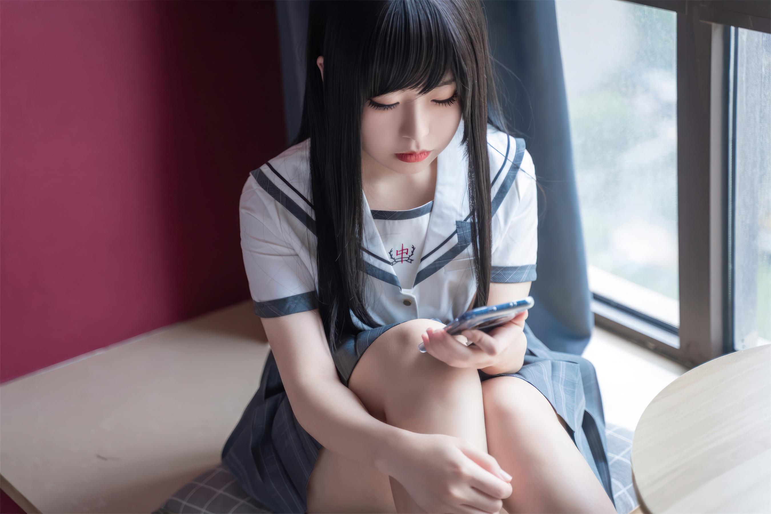 虎森森《下班后的OL》作品介绍:手机、门口与窗边的下班小剧场插图3 虎森森《下班后的OL》作品介绍:手机、门口与窗边的下班小剧场插图3