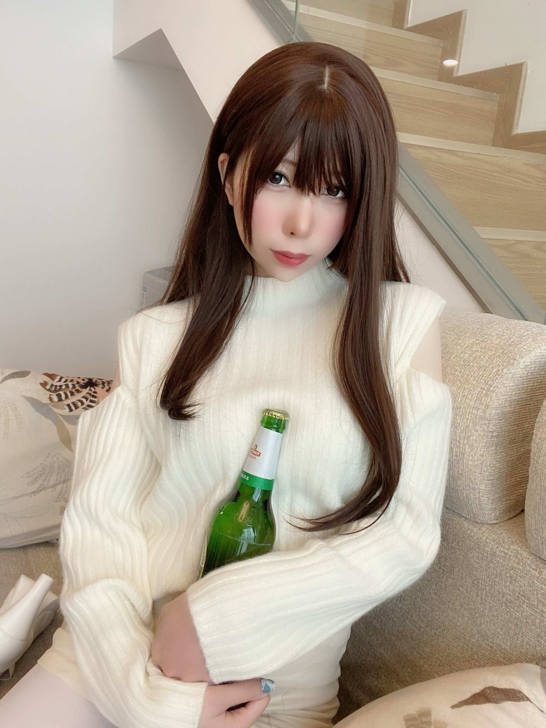 鹿野希《草莓女友》作品介绍:白色针织里的温柔居家感插图1 鹿野希《草莓女友》作品介绍:白色针织里的温柔居家感插图1