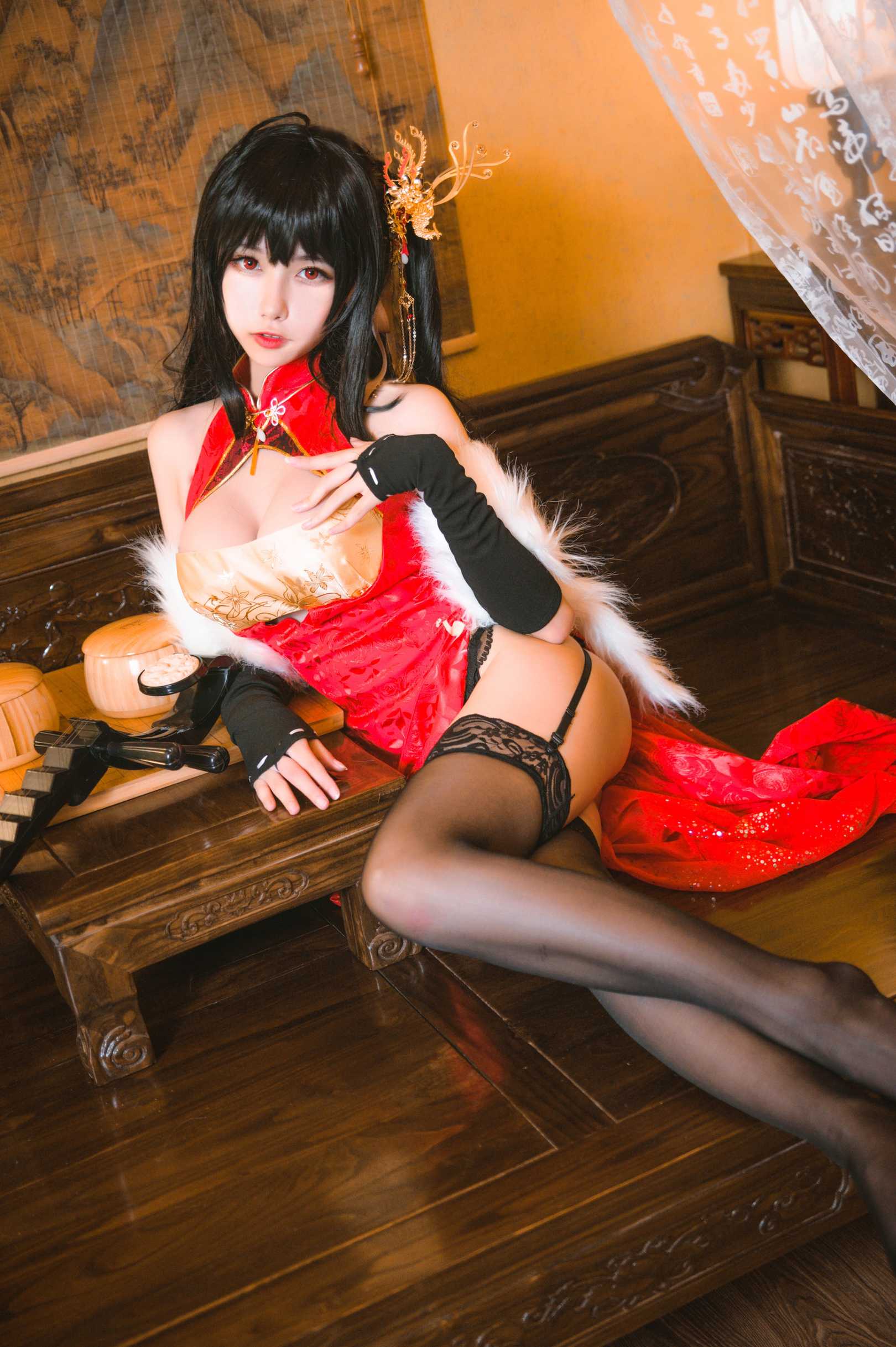 Momoko葵葵《大凤之旗袍》作品介绍：一袭红装里的华丽妩媚与古典气场