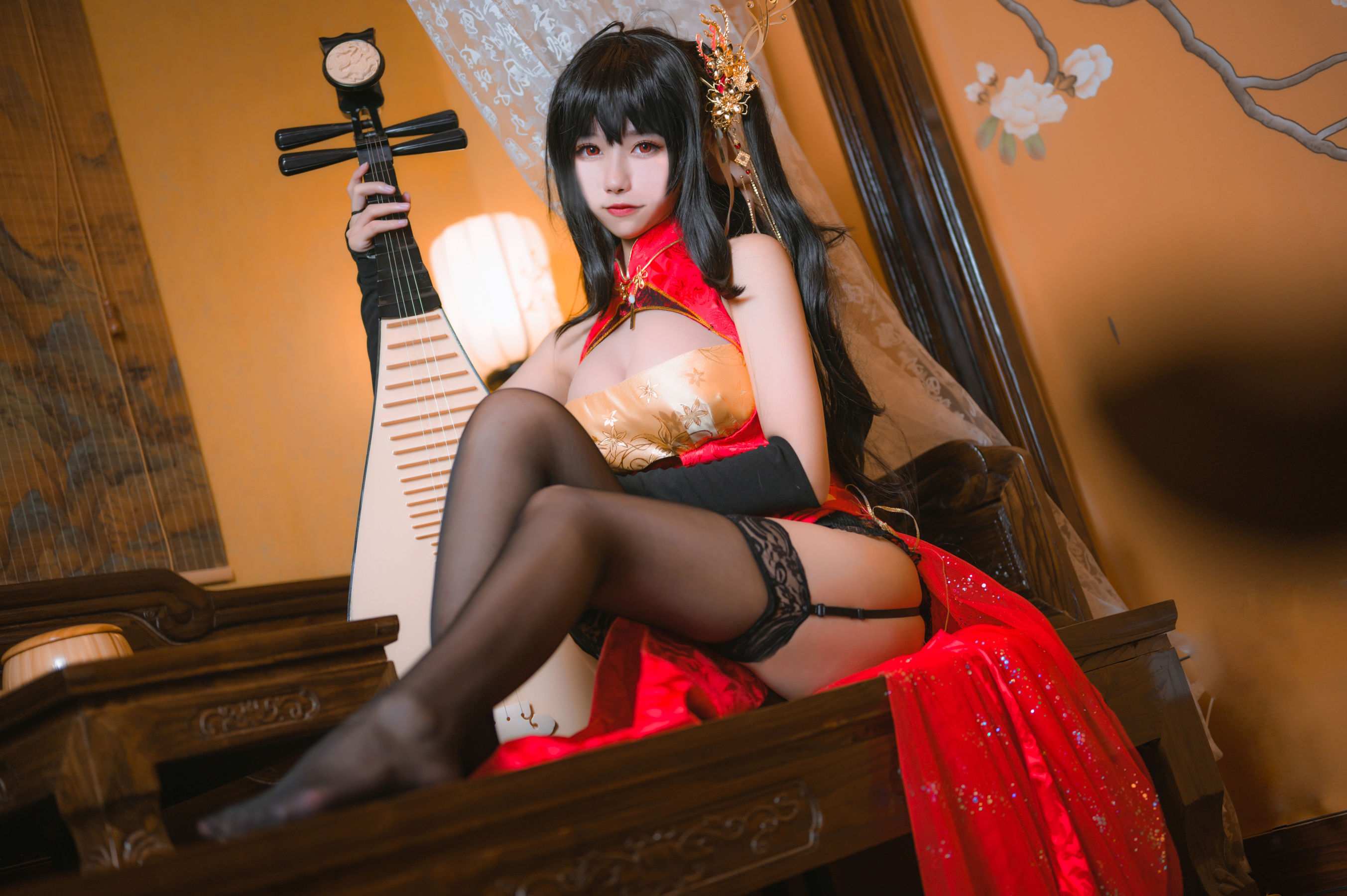 Momoko葵葵《大凤之旗袍》作品介绍：一袭红装里的华丽妩媚与古典气场插图1