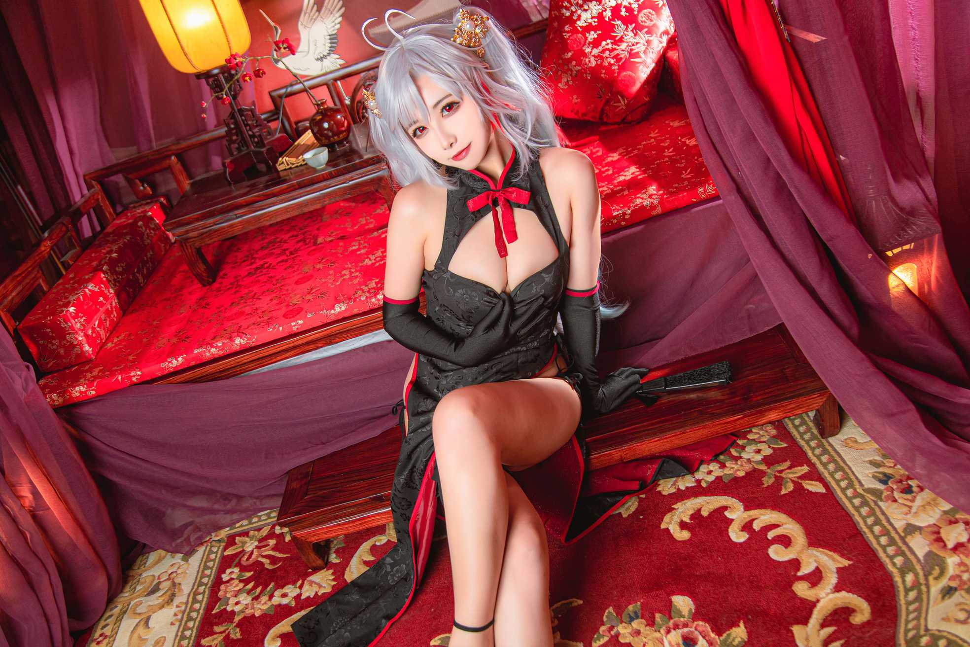 Momoko葵葵《欧根之旗袍》作品介绍：黑红旗袍下的冷艳风情与华丽气场插图2